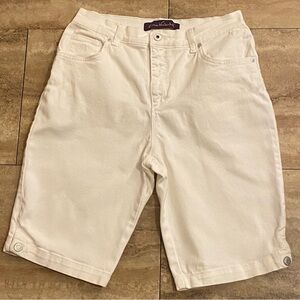 Gloria Vanderbilt Amanda Womens Size 8 White Denim Bermuda Shorts Slimming